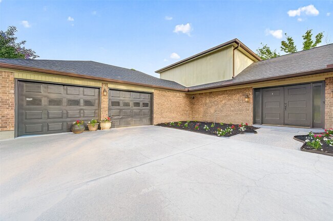Building Photo - 2103 Winged Foot Dr