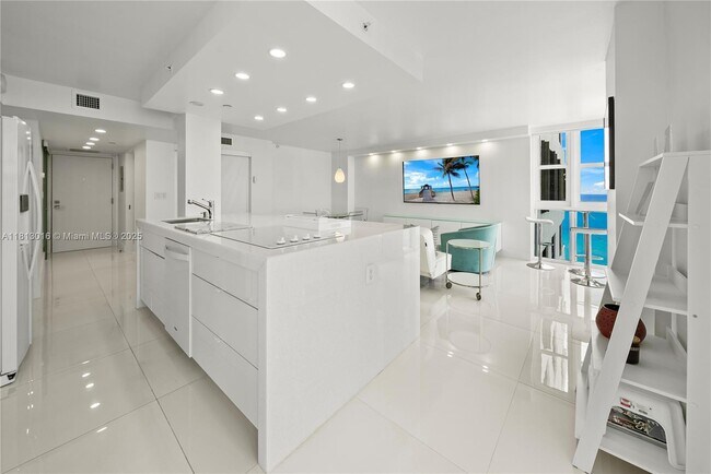Building Photo - 2555 Collins Ave