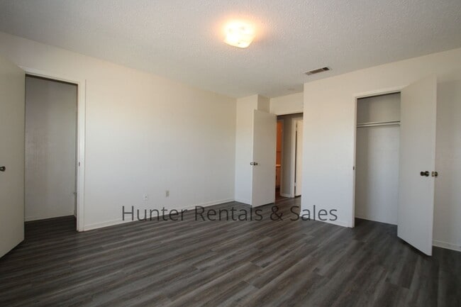 Building Photo - Two-Story Living!