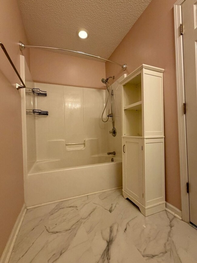 Building Photo - Beautifully maintained home