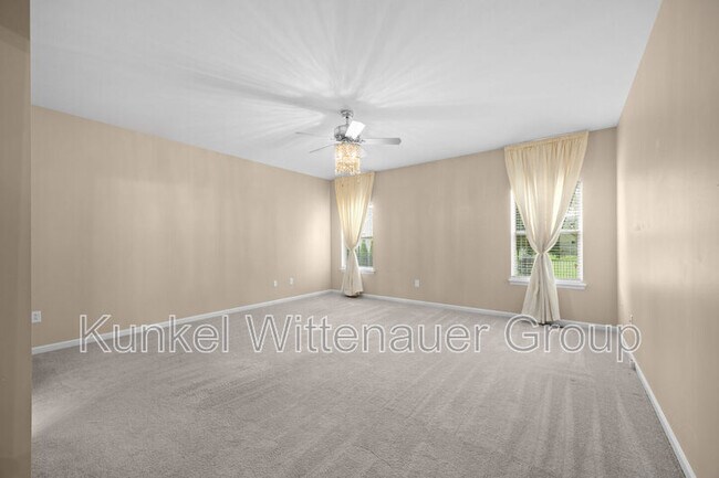 Building Photo - 105 Forest Oaks Dr