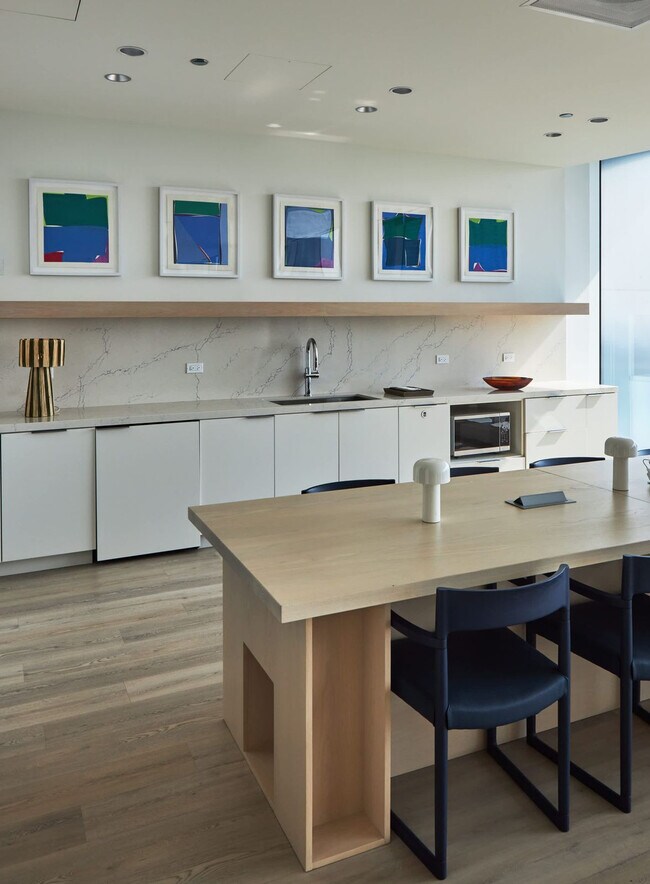 Building Photo - 1006 S Michigan Ave