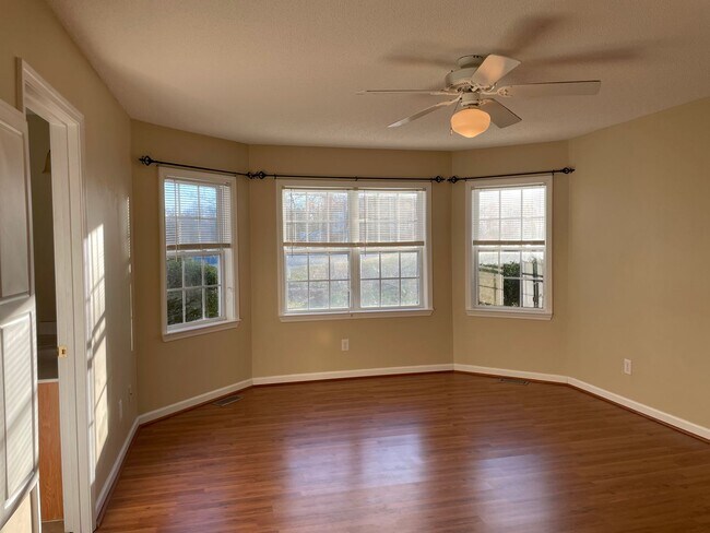 Building Photo - 3 bed 2 bath home