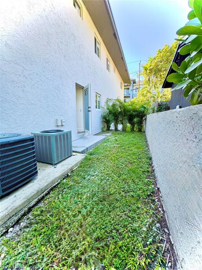 Building Photo - 1460 SW 24th Ct