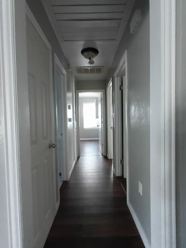 Building Photo - Comfy & Practical!