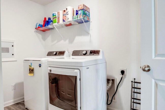 Building Photo - 4BR/2/5 Bath Home for Rent - Overlook at Eastwood - Two Car Garage!