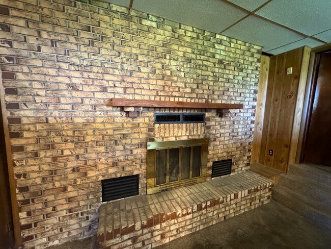 Building Photo - 4 Bed, 2 Bath Home - Apply Today!