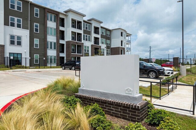 Building Photo - 12100 1/2 Ferrystone Glen Dr