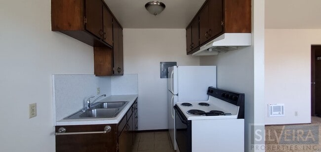 Building Photo - Comfortable upstairs apartment space