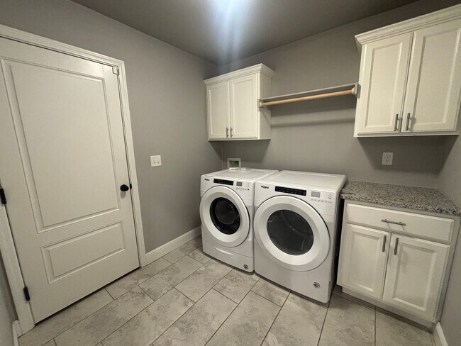 Building Photo - 4 Bedroom 3 Full bath Dream home located i...