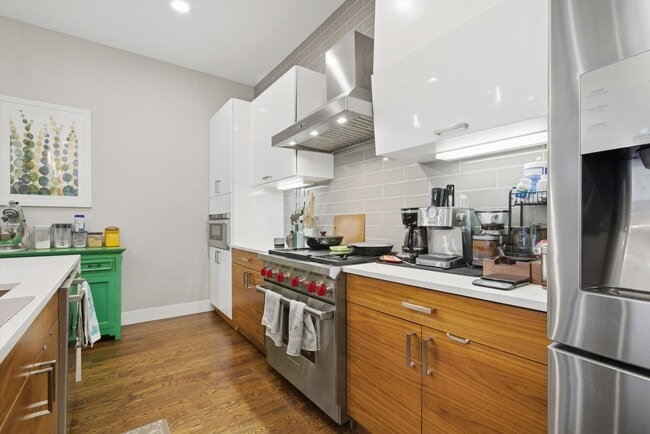 Building Photo - 2528 N Linden Pl