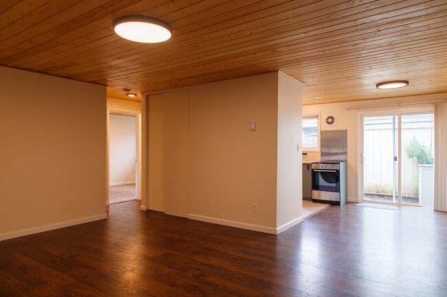 Building Photo - 306 NE 75th Ave