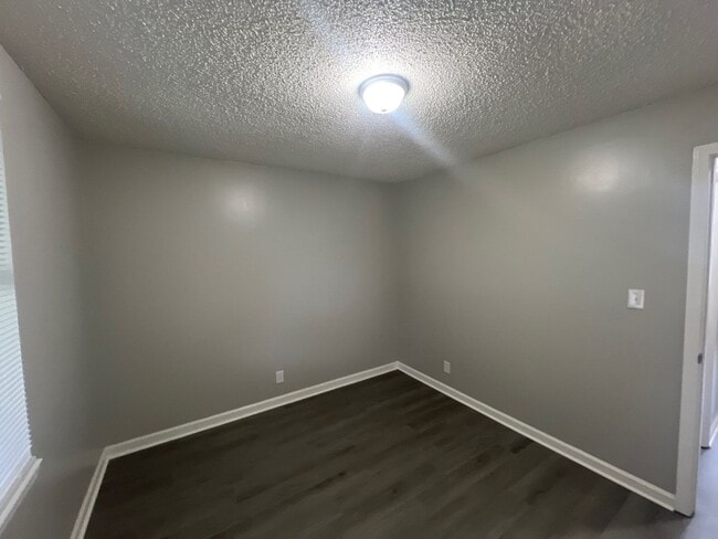 Building Photo - 2 Bedroom, 1 bath, 1 Story Duplex