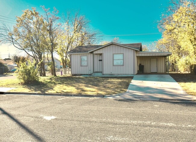 Primary Photo - Charming 2 bedroom, 1 bath home with carpo...