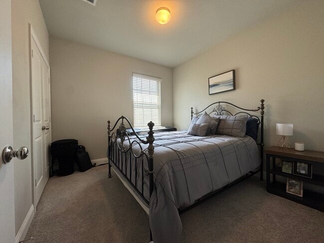 Building Photo - 2208 Zenith Ave