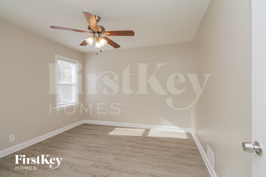 Building Photo - 8912 S Sacramento Ave