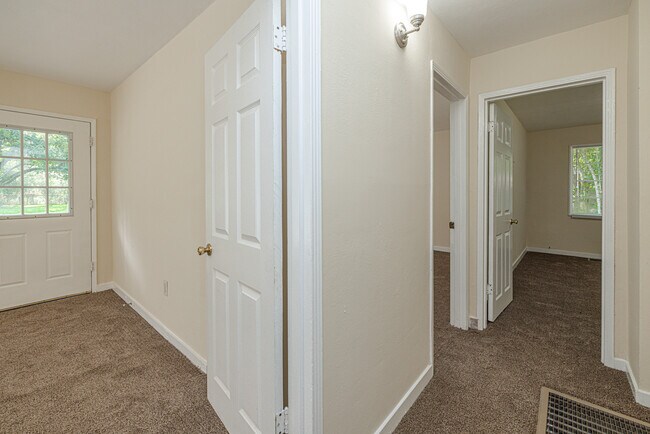 Building Photo - Oak Forest