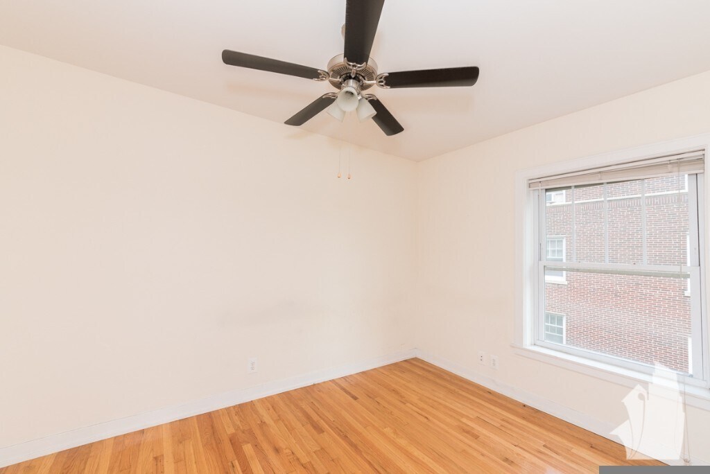 Building Photo - 2010 W Foster Ave