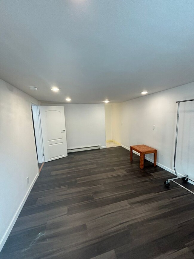Building Photo - Haines 308