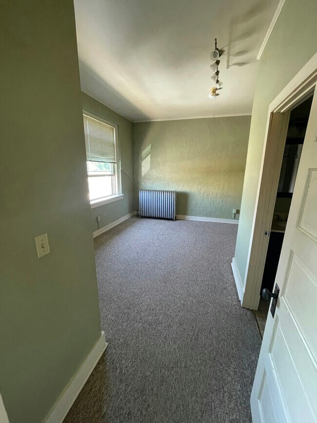 Building Photo - 109 1/2 East 6th Street, Unit 6