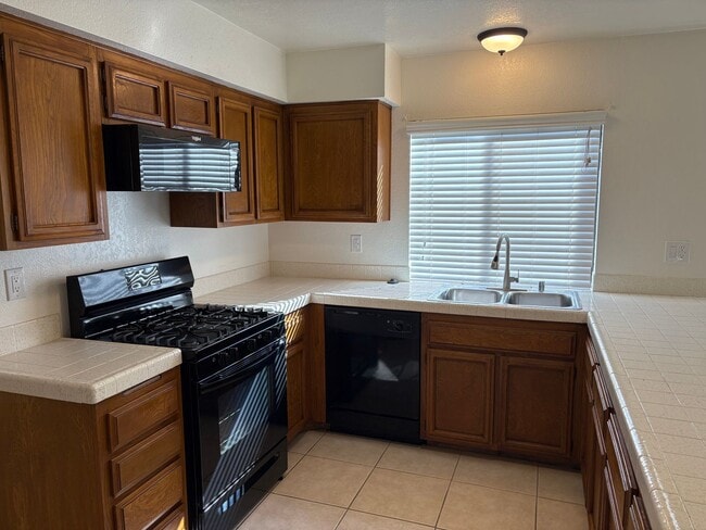 Building Photo - Make this Tanglewood Townhome your cozy home!