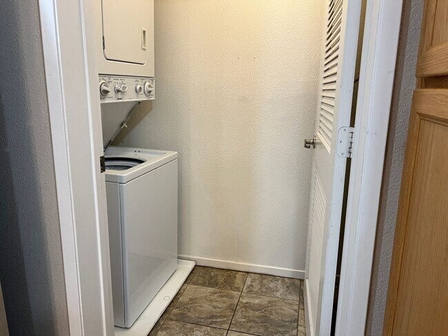 Building Photo - Great 2-bedroom 2 bath condo with A/C, 1 car garage and additional