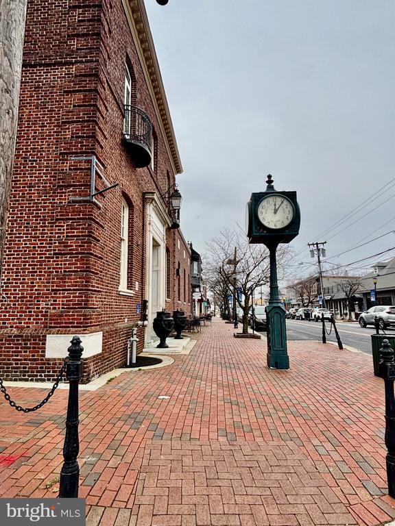 Building Photo - 100 W Merchant St