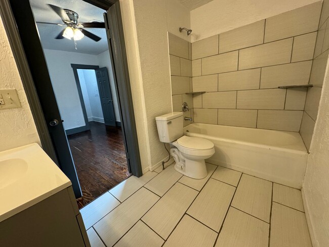 Building Photo - Cute 2 bedroom 2 bathroom home!