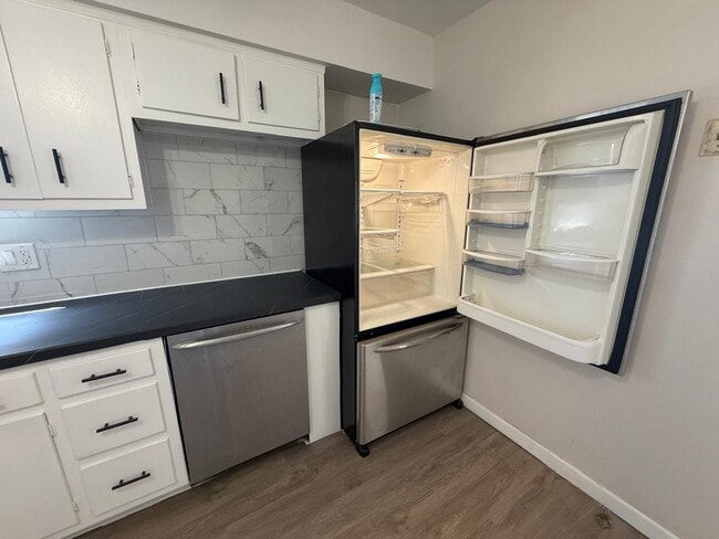 Building Photo - 10 E 10th St