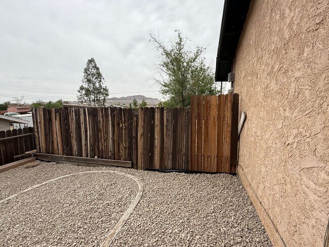 Building Photo - Victorville - 3 Bedrooms, 2 Bathrooms, New Paint, New Blinds, Tile Floors