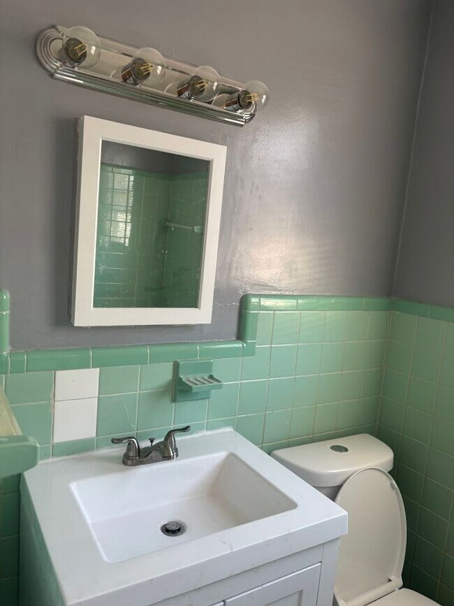 Building Photo - 4745 Lind St