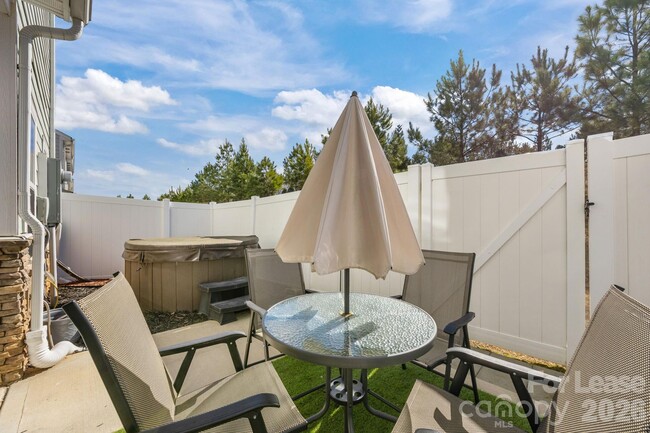 Building Photo - 7471 Hartsfield Dr