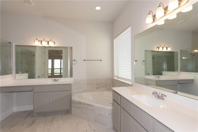 Building Photo - 3300 Scenic Valley Dr