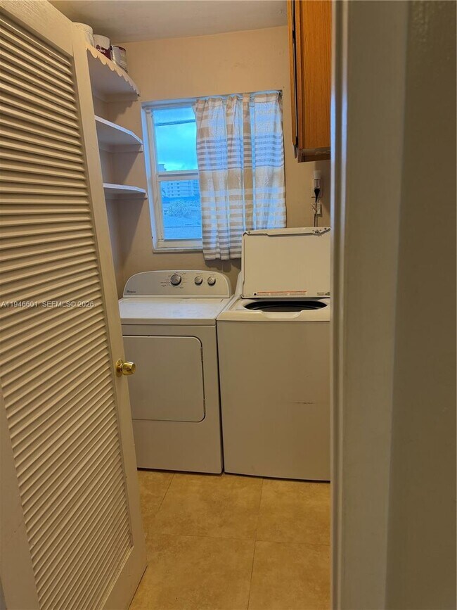 Building Photo - 3212 NE 10th St