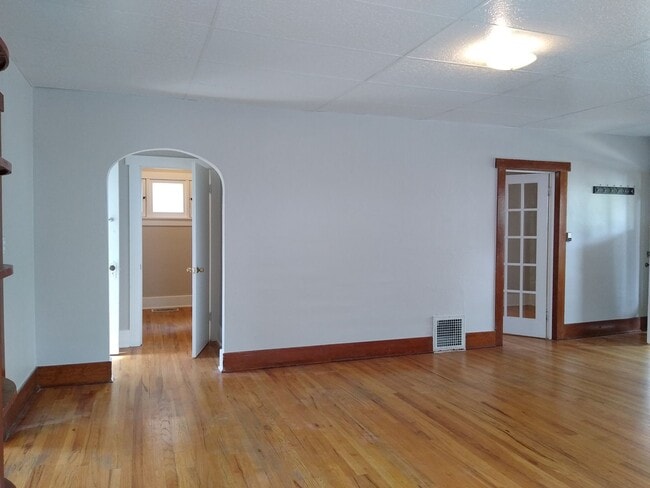 Building Photo - DU Charming 1920's Bungalow 2 Beds 1 Bath  Available Now