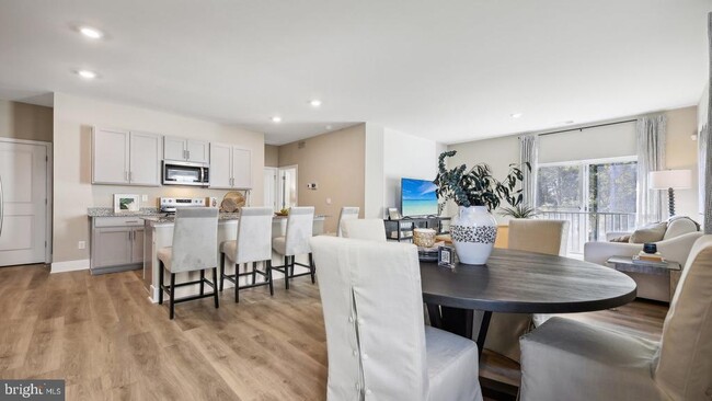 Building Photo - 124 Charing Cross Dr