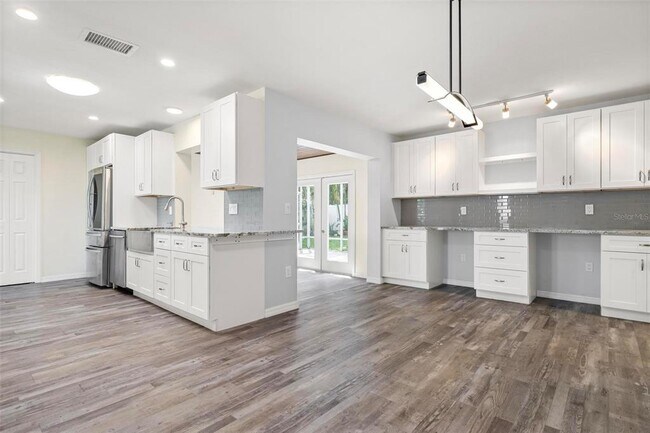 Building Photo - 1804 Oak View Dr