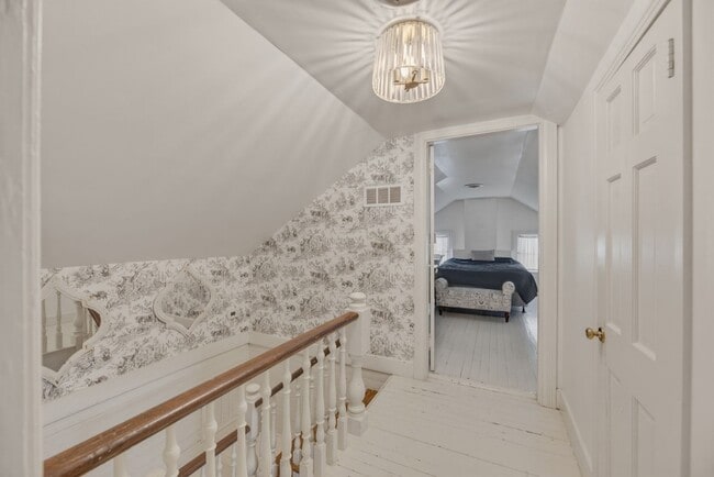 Building Photo - 117 7th Ave N