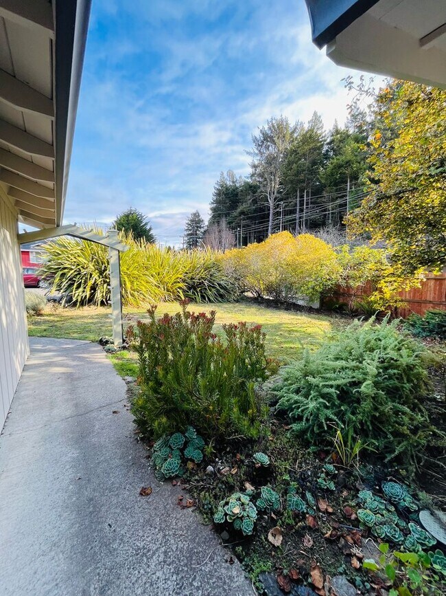 Building Photo - 3062 Girard Ct