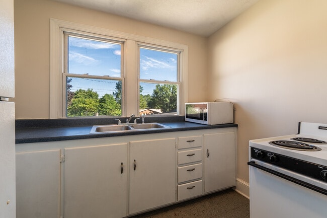 Building Photo - 610.5 Russell St