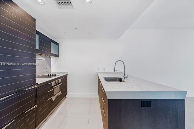 Building Photo - 200 Biscayne Blvd Way