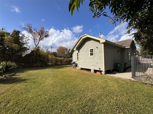 Building Photo - 208 E 38th St