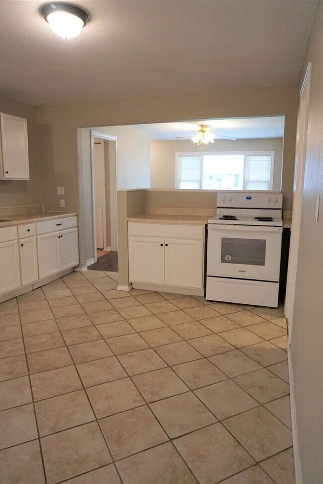 Building Photo - 3 Bed 2 Bath 1 Car Garage -The Village NW OKC