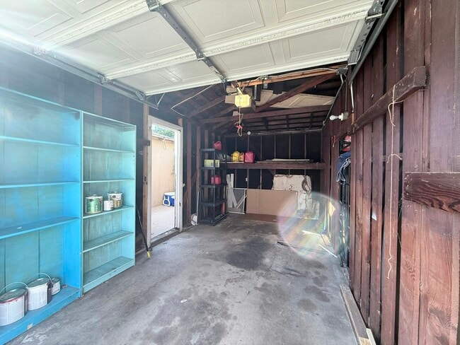 Building Photo - 504 N Hollywood Way