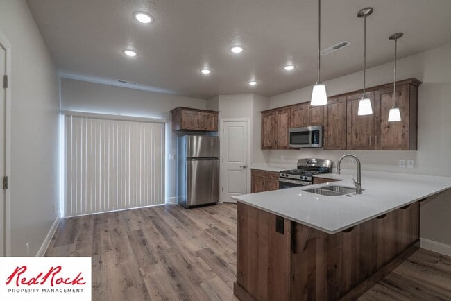 Building Photo - Newer Townhome in Hurricane Heights