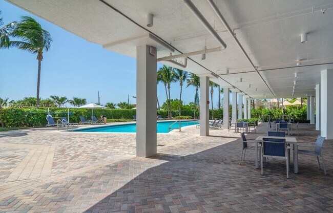 Building Photo - 6515 Collins Ave