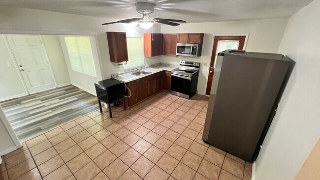 Building Photo - Beautiful 3 Bedroom, 1.5 Bathroom Home in Deland!!