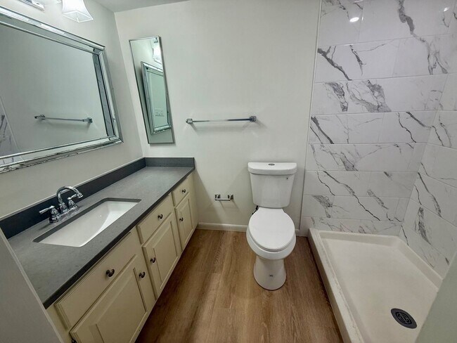 Building Photo - 2 Bedroom condo with Den in Annapolis