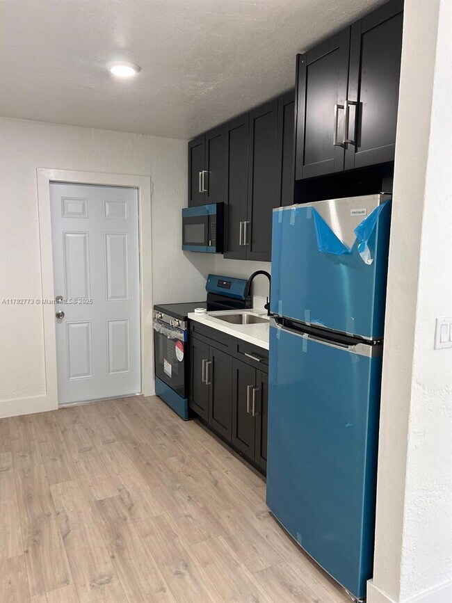 Building Photo - 2 bedroom in Dania FL 33004
