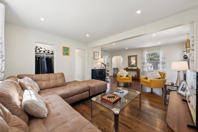 Building Photo - Spacious & Renovated Rental Home on Oversi...